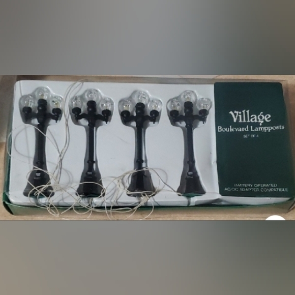 Department 56 Village Boulevard Lampposts - Black and Green - Picture 1 of 2